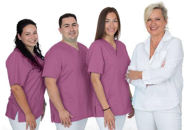 Team der Zahnarztpraxis mit drei Mitarbeitenden in rosa Kasacks und Zahnärztin in weiß